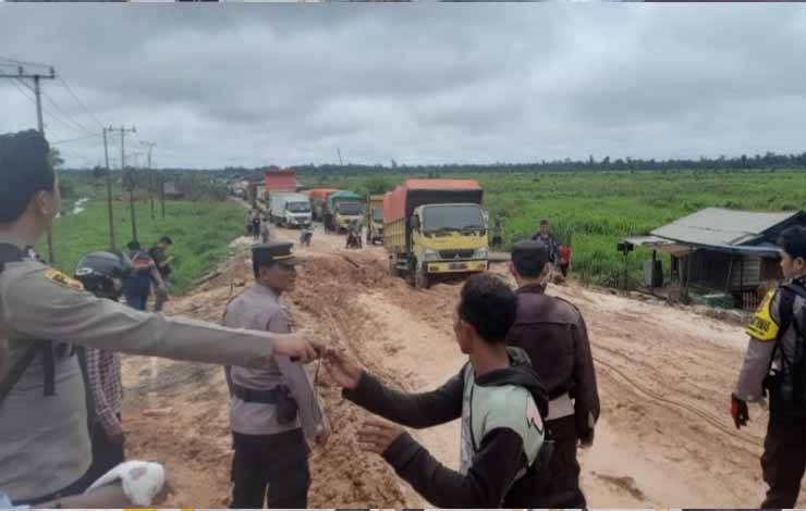 Dilalui Secara Bergantian, Polsek Kolam Terjunkan Personel Atur Lalu Lintas di Km 33