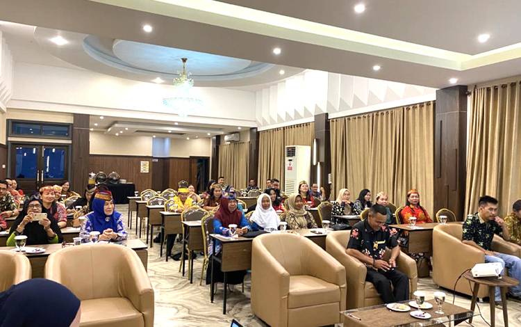 Puluhan Guru Utama Terlibat Susun Bahan Ajar Revitalisasi Bahasa Daerah