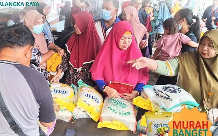 Warga Palangka Raya saat belanja di Pasar Penyeimbang. (FOTO: HUMAS)