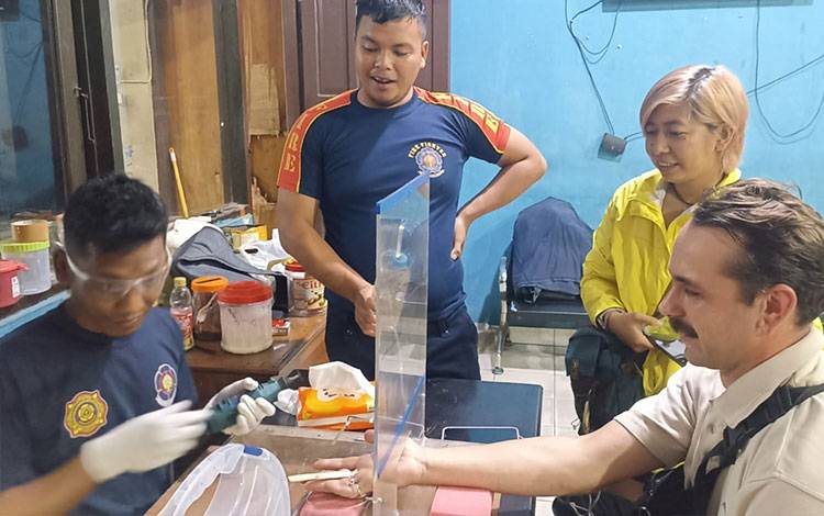 Turis Asal Inggris ini Minta Bantuan DPKP Palangka Raya Lepaskan Cicin di Jarinya