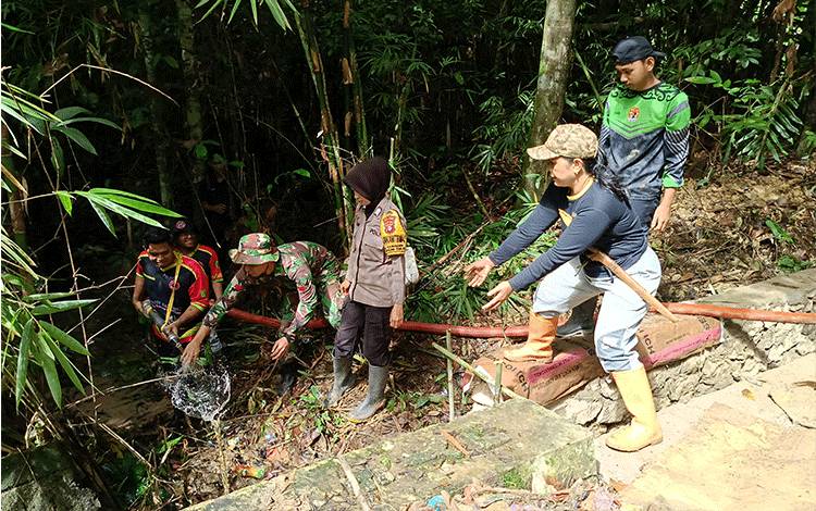 Pemdes Haringen Gotong-royong Bersihkan Drainase