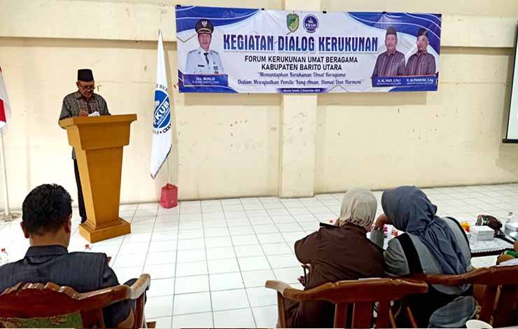 Ketua FKUB Barito Utara, H Al Hadi saat menyampaikan laporan pada kegiatan dialog kerukunan umat beragama tahun 2023 di aula NU Jalan Yetro Sinseng Muara Teweh, Selasa 5 Desember 2023. (foto: Dhani)
