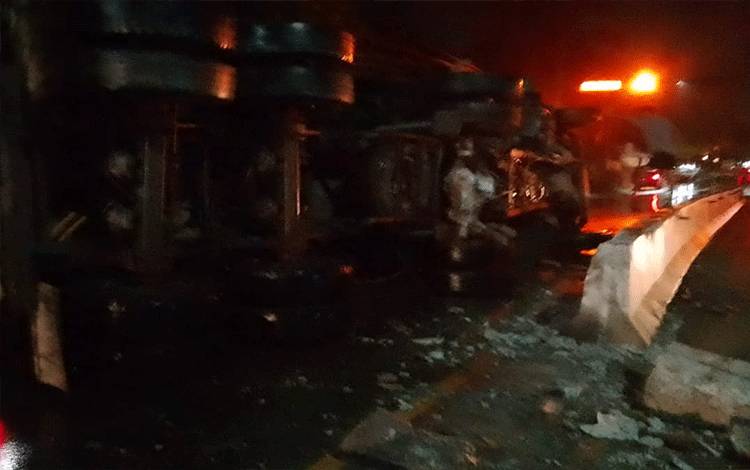 Truk Ban 14 Terbalik di Jalan Tjilik Riwut Km 10 Palangka Raya, Pembatas Jalan Hancur