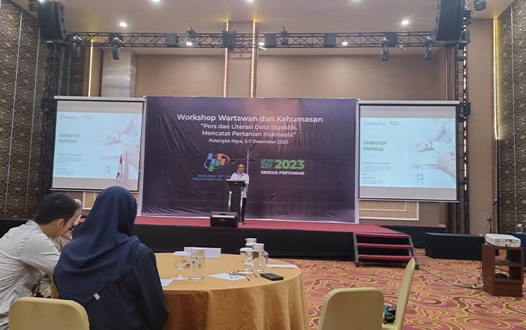 Stastisi Ahli Madya, BPS Provinsi Kalimantan Tengah, Bambang dalam Workshop wartawan BPS Provinsi Kalimantan Tengah Tahun 2023 dalam Rangka Diseminasi Kegiatan ST2023 pada Rabu, 6 Desember 2023.