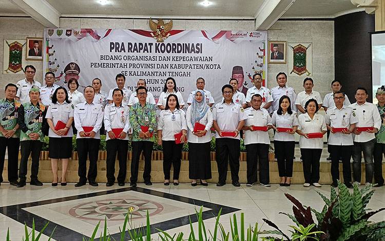 Asisten I Sekda Bartim Buka Pra Rakor Bidang Organisasi dan Kepegawaian se-Kalteng