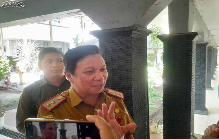 Plh. Kepala Dinas Dukcapil Provinsi Kalteng Suhaemi saat diwawancara awak media, Rabu, 6 Desember 2023 (Foto: MARINI)
