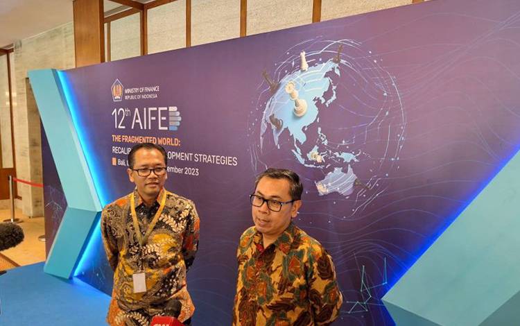 Kepala Pusat Kebijakan Ekonomi Makro Badan Kebijakan Fiskal (BKF) Abdurohman (kiri) dan Staf Khusus Kementerian Keuangan Yustinus Prastowo (kanan) saat menjawab pertanyaan awak media di sela acara Annual International Forum of Economic Development and Public Policy (AIFED) 2023 di Bali, Rabu (6/12/2023) (ANTARA/Bayu Saputra)