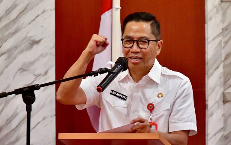 Kepala Bappedalitbang Provinsi Kalteng Leonard S. Ampung saat menyampaikan sambutan sekaligus membuka acara?Rapat Komisi TKPSDA WS Mentaya-Katingan. (FOTO: IST)