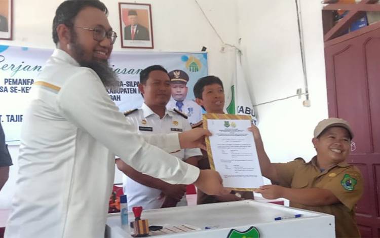 13 Desa di Kecamatan Kapuas Kuala Tanda Tangani MoU Website Desa