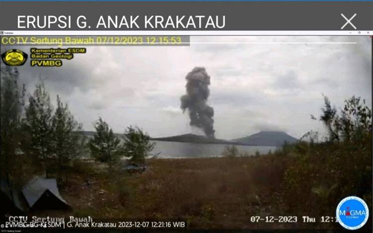 Gunung Anak Krakatau Kembali Erupsi Setinggi 1.200 Meter