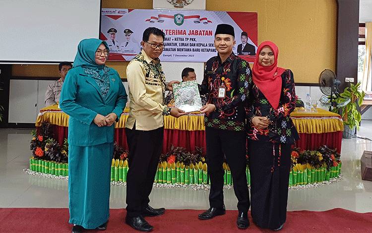 Camat Mentawa Baru Ketapang yang Baru Lanjutkan Program Dukung Sampit Bersih Bebas Banjir