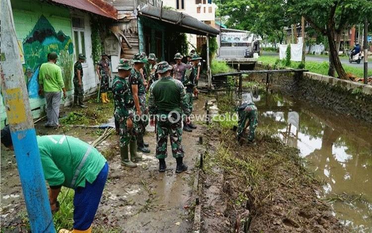 Bersihkan Saluran Perairan, Kodim 1011 Kapuas Gelar Karya Bakti Bersama Instansi Terkait dan Masyarakat?