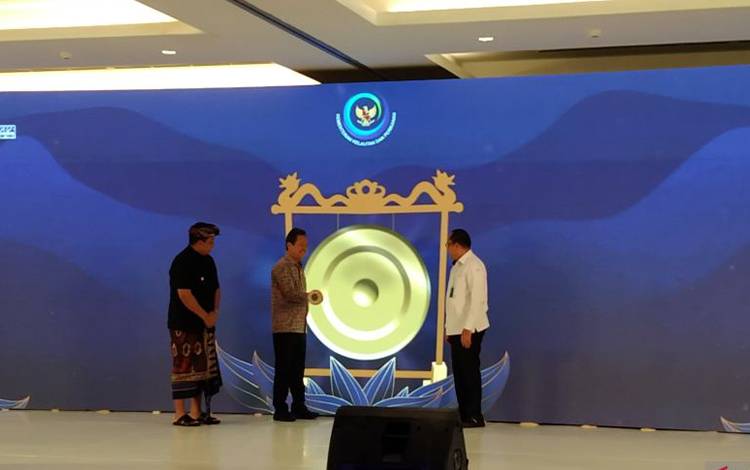 Menteri Kelautan dan Perikanan (KP) Sakti Wahyu Trenggono (tengah) menabuh gong sebagai tanda pembukaan Rakornas KKP 2023 di Nusa Dua, Kabupaten Badung, Bali, Kamis (7/12/2023) ANTARA/Dewa Ketut Sudiarta Wiguna