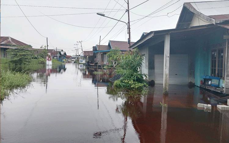 Bagian teras rumah warga Jalan Anoi Palangka Raya tergenang air. (FOTO: HENDRI*?