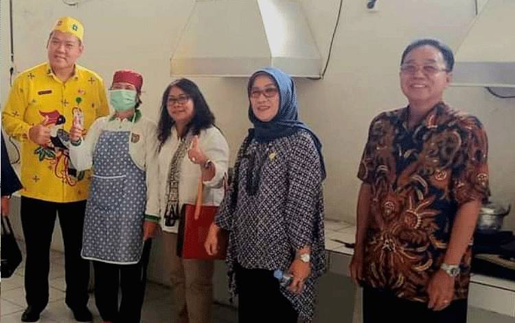 Anggota Komisi III DPRD Kalteng, Duwel Rawing (paling kanan) ketika bersama dengan anggota DPRD Kalteng lainnya melaksanakan kunjungan kerja. (FOTO: DOK DUWEL RAWING)