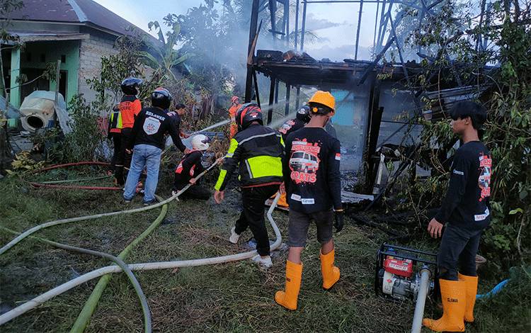 Ditinggal Penjaganya, Sebuah Rumah Ludes Terbakar di Sampit