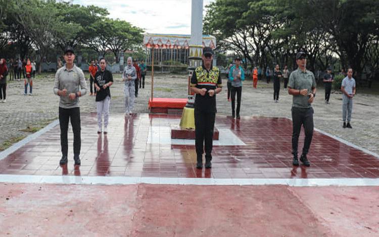 Pj Sekda Seruyan Lakukan Senam Bersama ASN dan Tenaga Kontrak