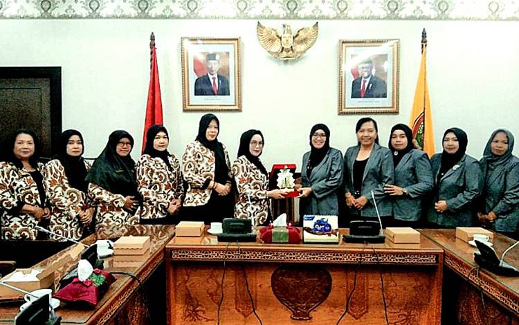 Fisdawan DPRD Kalteng saat menerima kunjungan dari Gatriawan DPRD Katingan dan saling bertukar palakat sebagai cendera mata. (FOTO: DPRD KALTENG)