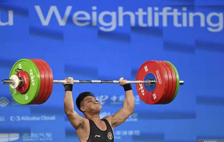 Arsip foto - Lifter putra Indonesia Rahmat Erwin Abdullah melakukan angkatan clean and jerk pada final 73 kilogram Grup A Asian Games 2022 di Xiaoshan Sports Centre Gymnasium, Hangzhou, China, Selasa (3/10/2023). . ANTARA FOTO/M Risyal Hidayat/rwa.
