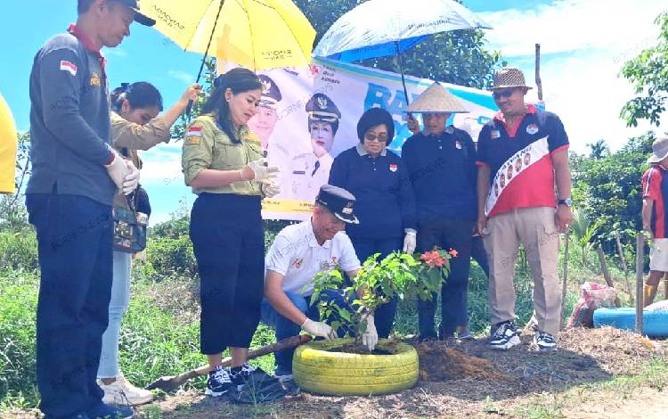 Bupati Gunung Mas Minta Bunga Bugenvil yang Telah Ditamam Dirawat dengan Baik