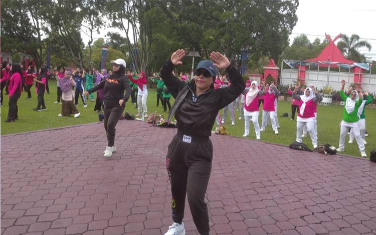 Jelang Hari Ibu, GOW Didukung Pemkab Kobar Gelar Senam Bersama