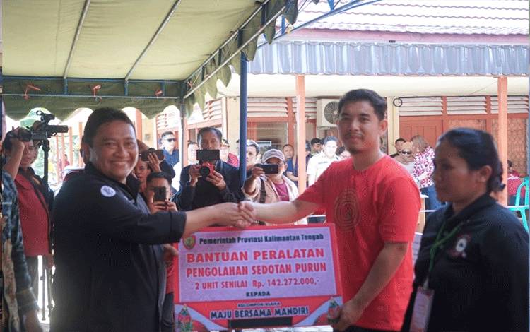 Wagub Kalteng menyerahkan secara simbolis bantuan Peralatan Pengolahan Sedotan Purun. (FOTO:RINTO/RIZALDI)