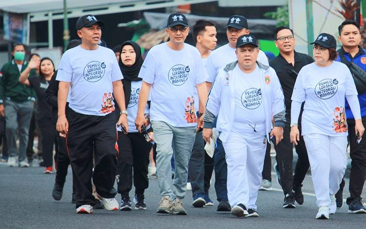Plh Sekda Kobar Juni Gultom dan Ketua KPU Kobar Chaidir serta pejabat terkait saat mengikuti jalan sehat pemilu damai KPU Kobar.