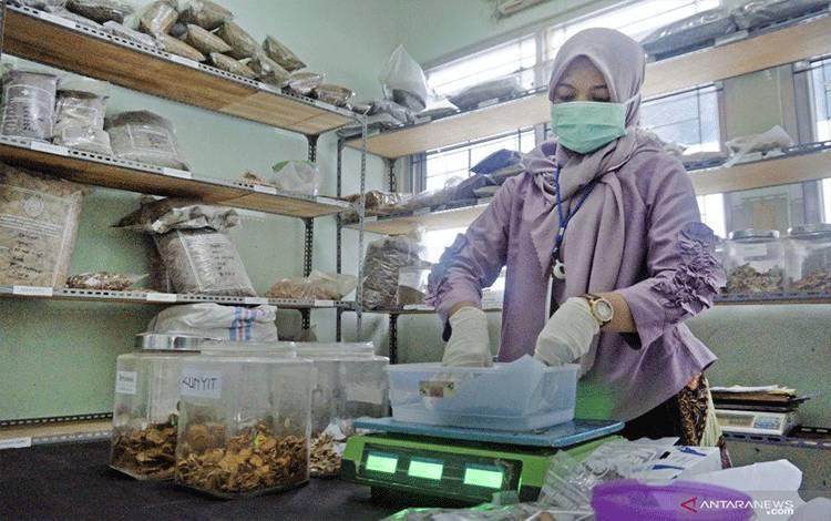 Ilustrasi - Petugas meramu obat berupa rempah-rempah untuk pasien di Klinik Saintifikasi Jamu, di Pekalongan, Jawa Tengah, Jumat (17/1/2020). ANTARA FOTO/Harviyan Perdabna Putra/ama.
