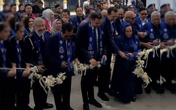 Diiringi Prosesi Adat Dayak, Rumah Restorasi DPW Partai NasDem Kalteng Diresmikan Prananda Surya Paloh