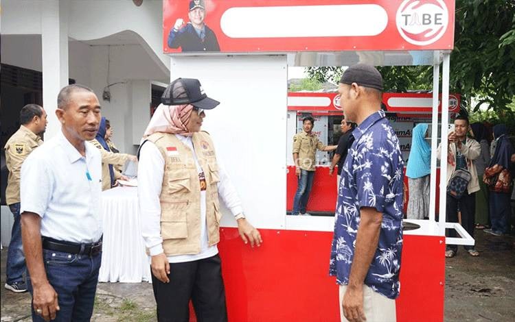 Pj Wali Kota Palangka Raya menyerahkan bantuan gerobak kepada UMKM. (FOTO: HENDRI)