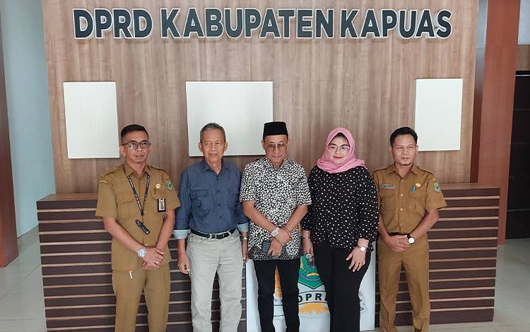 Kasubbag Kepegawaian dan TU Sekretariat DPRD Kapuas, Achmad Norhan dan Pengelola Media Centre Dewan, Harry Saputra saat terima kunker Anggota DPRD Kalsel, Senin, 11 Desember 2023. (FOTO: IST)