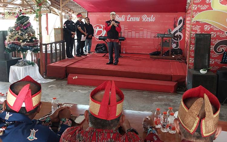 Komandan Brigade Batamad Kabupaten Kapuas, Teras F Saha saat berikan sambutan di acara Hasupa Hasundau, Senin, 11 Desember 2023. (FOTO: IST)