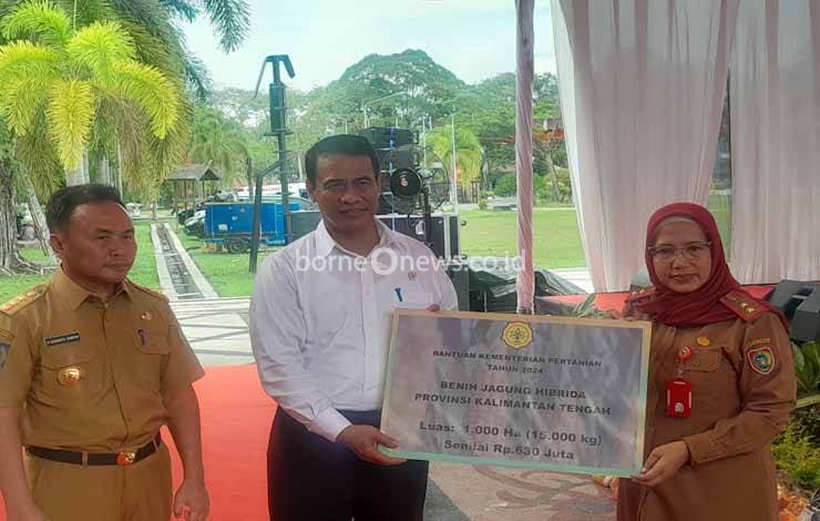 Mentan Serahkan Bantuan Benih Padi dan Jagung kepada Pemprov Kalteng