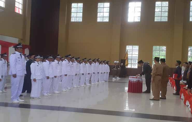 Pj. Bupati Kobar Budi Santosa menandatangani BAP dalam pelantikan dan pengambilan sumpah janji jabatan pada 36 kepala desa, Senin, 11 Desember 2023 (FOTO: NURITA)
