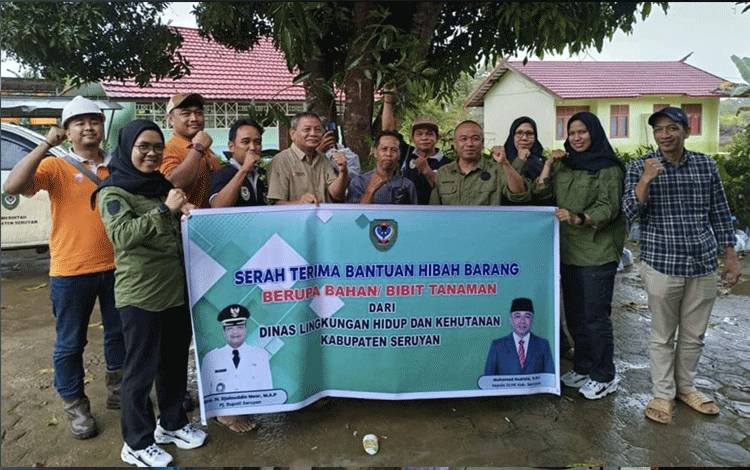 DLHK Seruyan Serahkan Bibit Tanaman kepada Kelompok Tani Hapakat Lewu Batuah