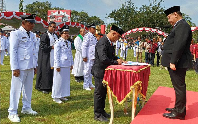 DPMD Kotim Kawal Sertijab Kades yang Baru Dilantik