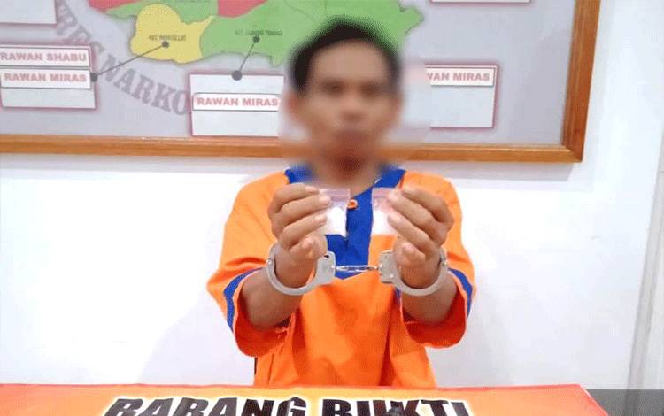 SRH alias Ian (45) warga Pekauman Kalsel yang tinggal di Jalan Meranti Rt 030, Kelurahan Lanjas, diamankan bersama barang bukti sabu seberat 9,58 gram, Senin 11 Desember 2023. (Foto: Dhani)