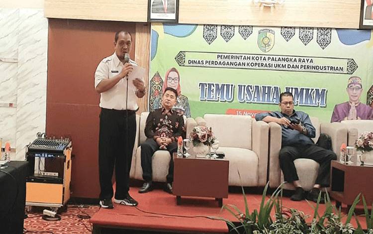 Sekretaris DPKUKMP Palangka Raya, Hadriansyah membuka acara temu usaha UMKM. (FOTO: HENDRI)