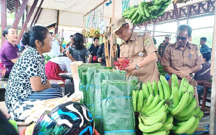Bupati Gunung Mas Belanja di Pasar Tradisional Dermaga Kuala Kurun