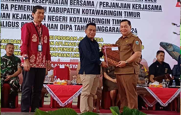 Bupati Kotawaringin Timur Halikinnor menyerahkan DIPA secara simbolis terhadap satuan kerja, Selasa, 12 Desember 2023. (FOTO: DEWIP)