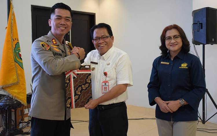 Pj Bupati Kapuas Serahkan DIPA dan Daftar Alokasi Transfer ke Daerah 2024