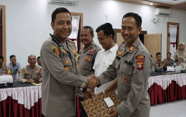 Kapolres Katingan AKBP I Gede Putu Widyana menyerahkan DIPA kepada Kapolsek Katingan Tengah AKP Nurheriyanto, Rabu, 13 Desember 2023. (FOTO: GOFUR)