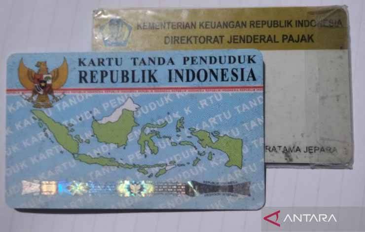 Kartu tanda penduduk (KTP) elektronik dan nomor pokok wajib pajak (NPWP). (ANTARA/Akhmad Nazaruddin Lathif)