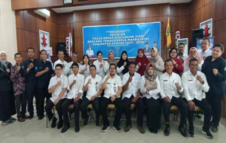 Kepala Disnaker Kapuas, Raison bersama peserta FGD penyusunan RTKD, Rabu, 13 Desember 2023. (FOTO: IST)