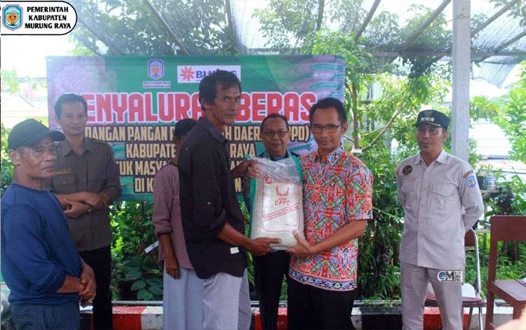 Pemkab Mura Serahkan Bantuan Korban Banjir