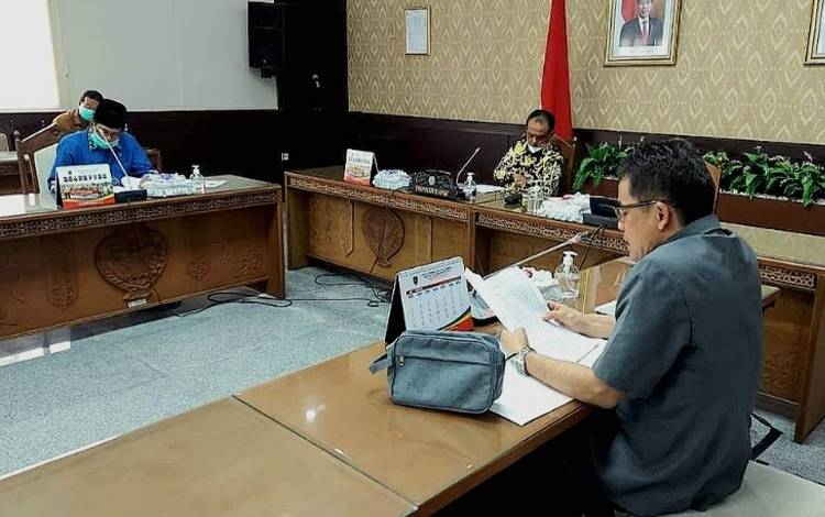 Ketua Komisi I DPRD Kalteng, Yohannes Freddy Ering (kanan) ketika mengikuti rapat kerja bersama dengan mitra kerja Dewan Kalteng. (FOTO: DONNY D)