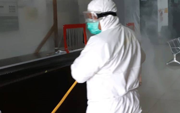 Penyemprotan cairan disinfektan di wilayah Kota Palangka Raya. (Dokumen: PusdalopsPBKalteng)