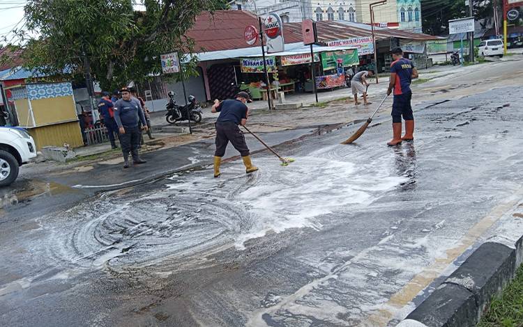 Tim Gabungan Bersihkan Tumpahan Oli dan Solar di Jalan RTA Milono