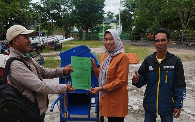 Legislator Kapuas ini Serahkan Bantuan Alsintan Program Aspirasi