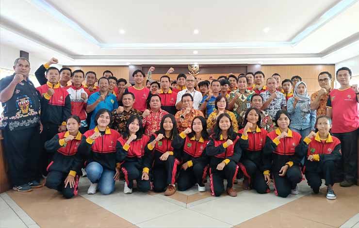 Pemkab Barito Timur Serahkan Bonus Atlet Peraih Medali Porprov Kalteng 2023